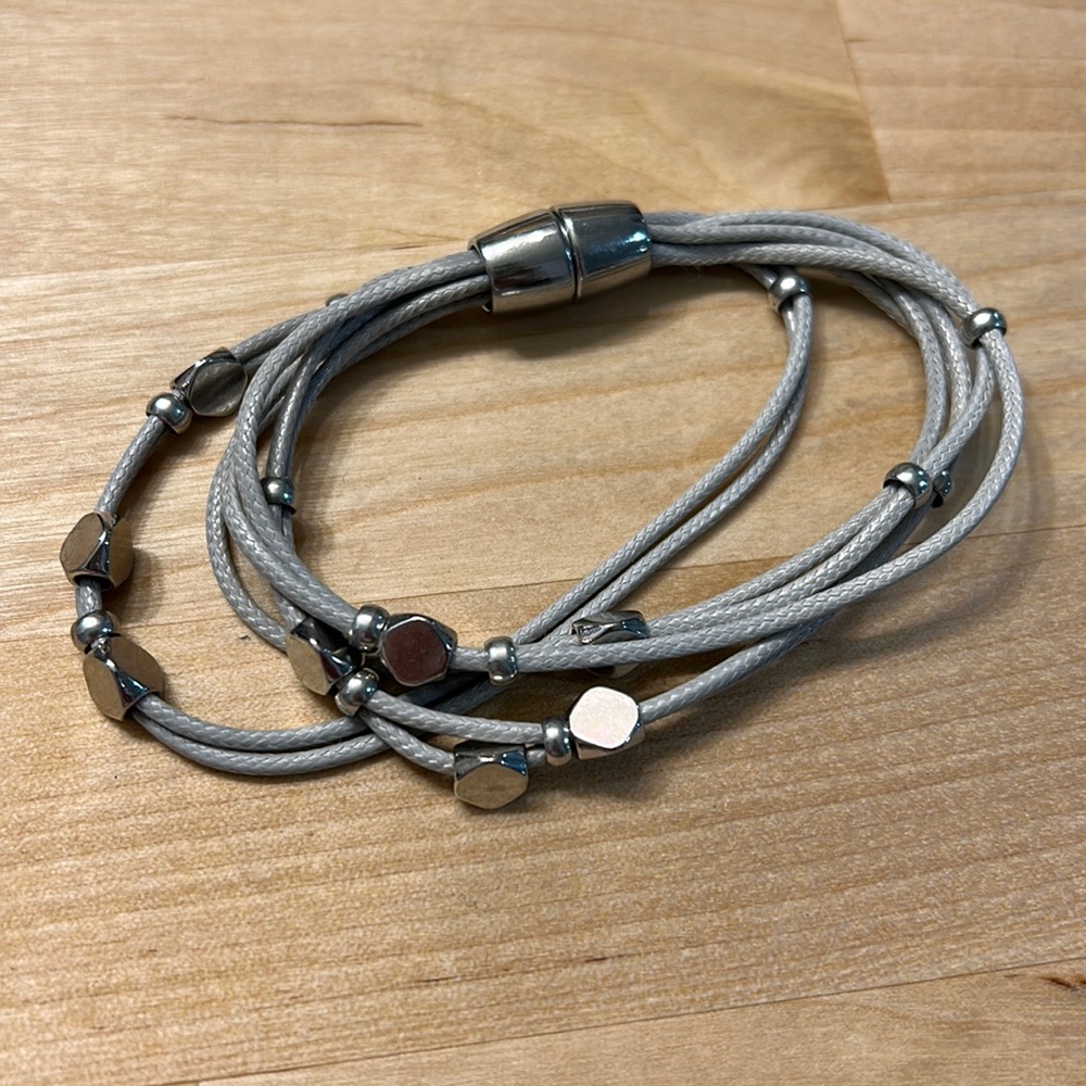Corded bracelet in silver with sliding beads and a magnet clasp